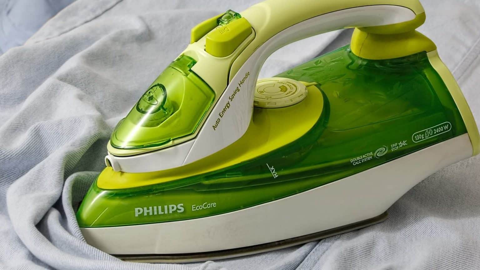 Groen strijkijzer van Philips, zij-aanzicht
