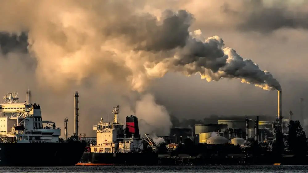 Fabrieken die uitlaatgassen uitstoten
