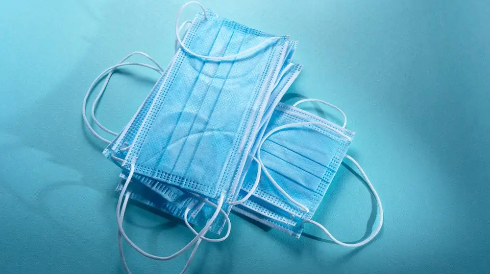 Mondkapjes op blauwe achtergrond