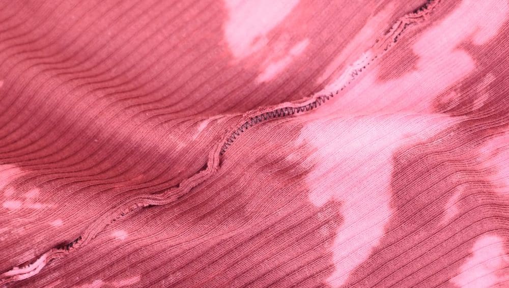 Roze kledingstuk met gebleekte stukken