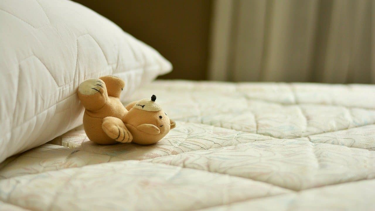 Teddybeer op matras, zij-aanzicht