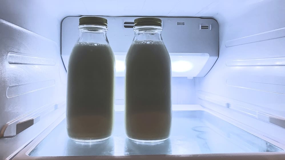 Glazen melk in een koelkast