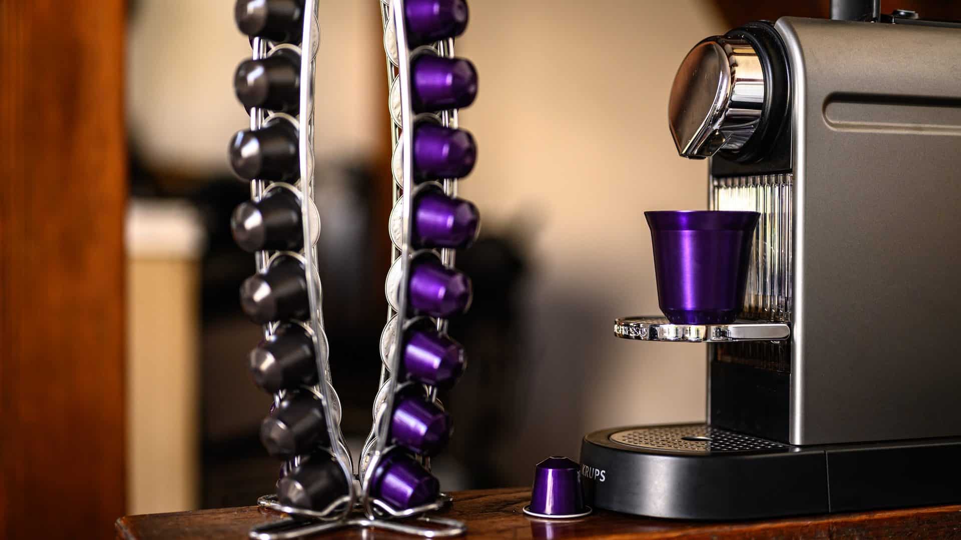 Nespresso-apparaat met paarse cups, vooraanzicht