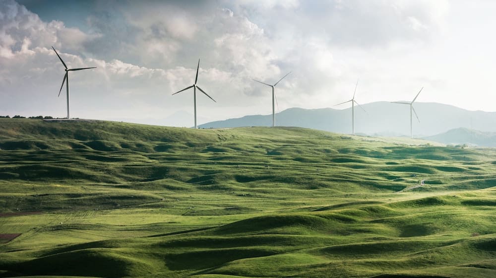Windmolens op een groen heuvellandschap