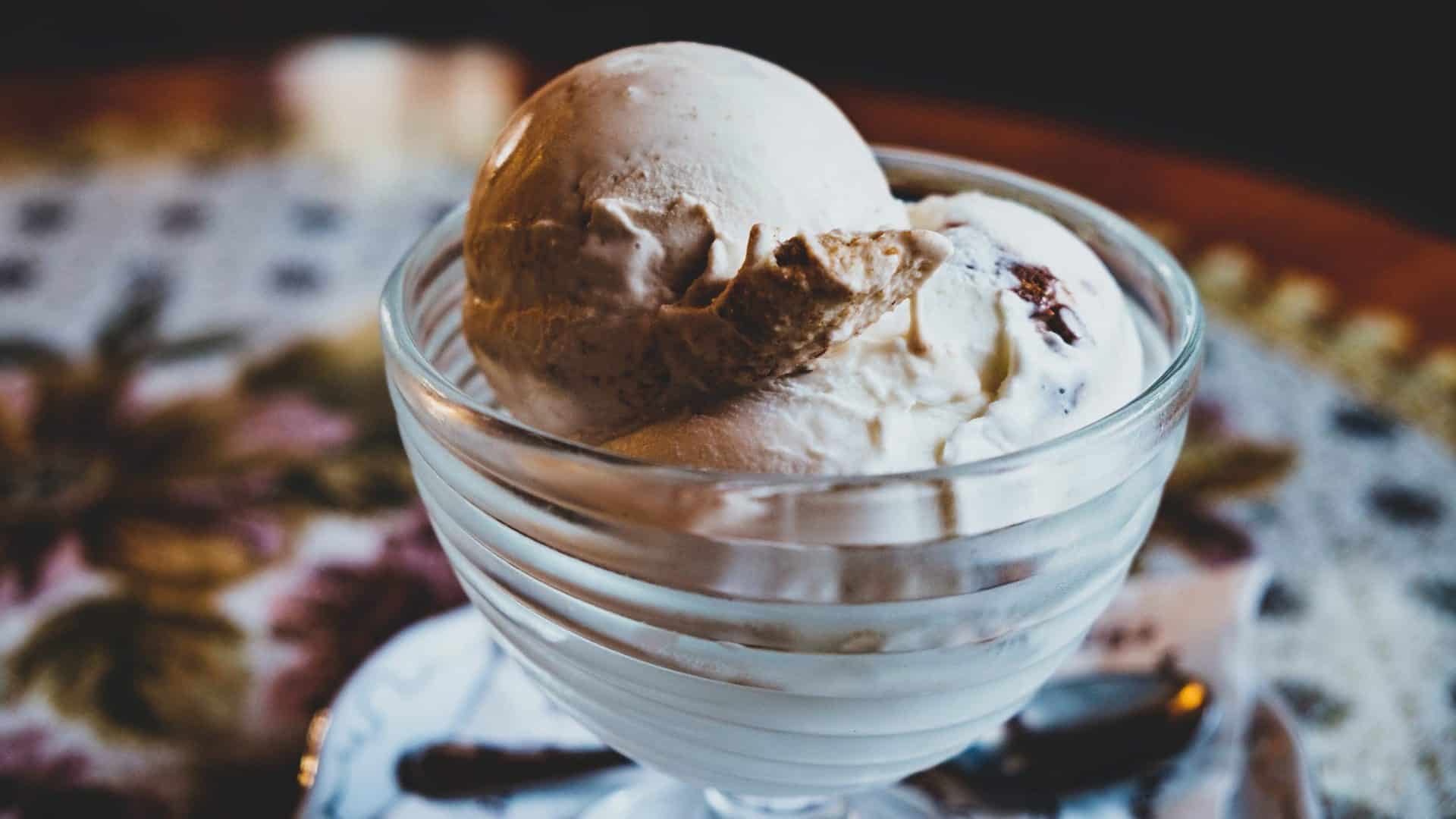 bolletje chocolade ijs in een glazen bakje 