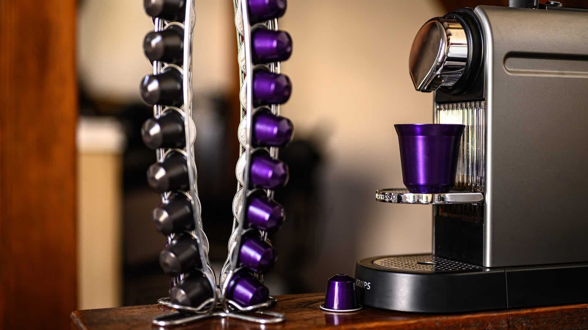 Krupsmachine met paarse cups, zij-aanzicht