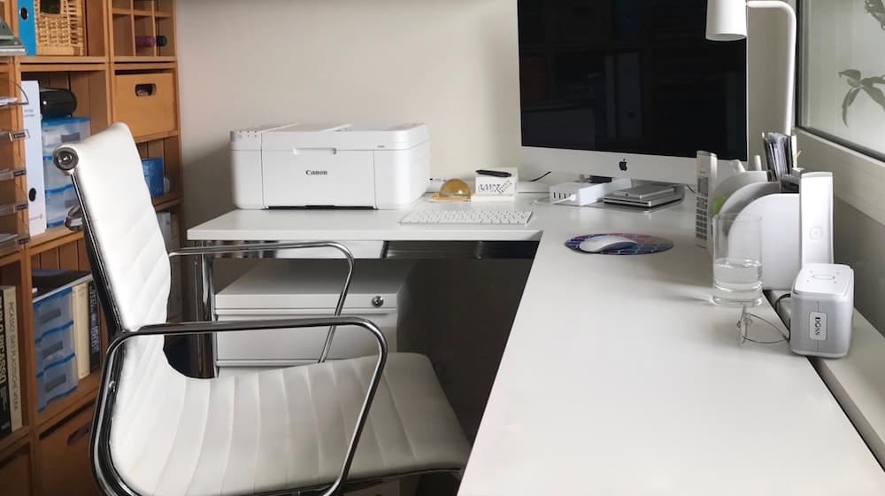 Wit bureau met een computer en een printer 