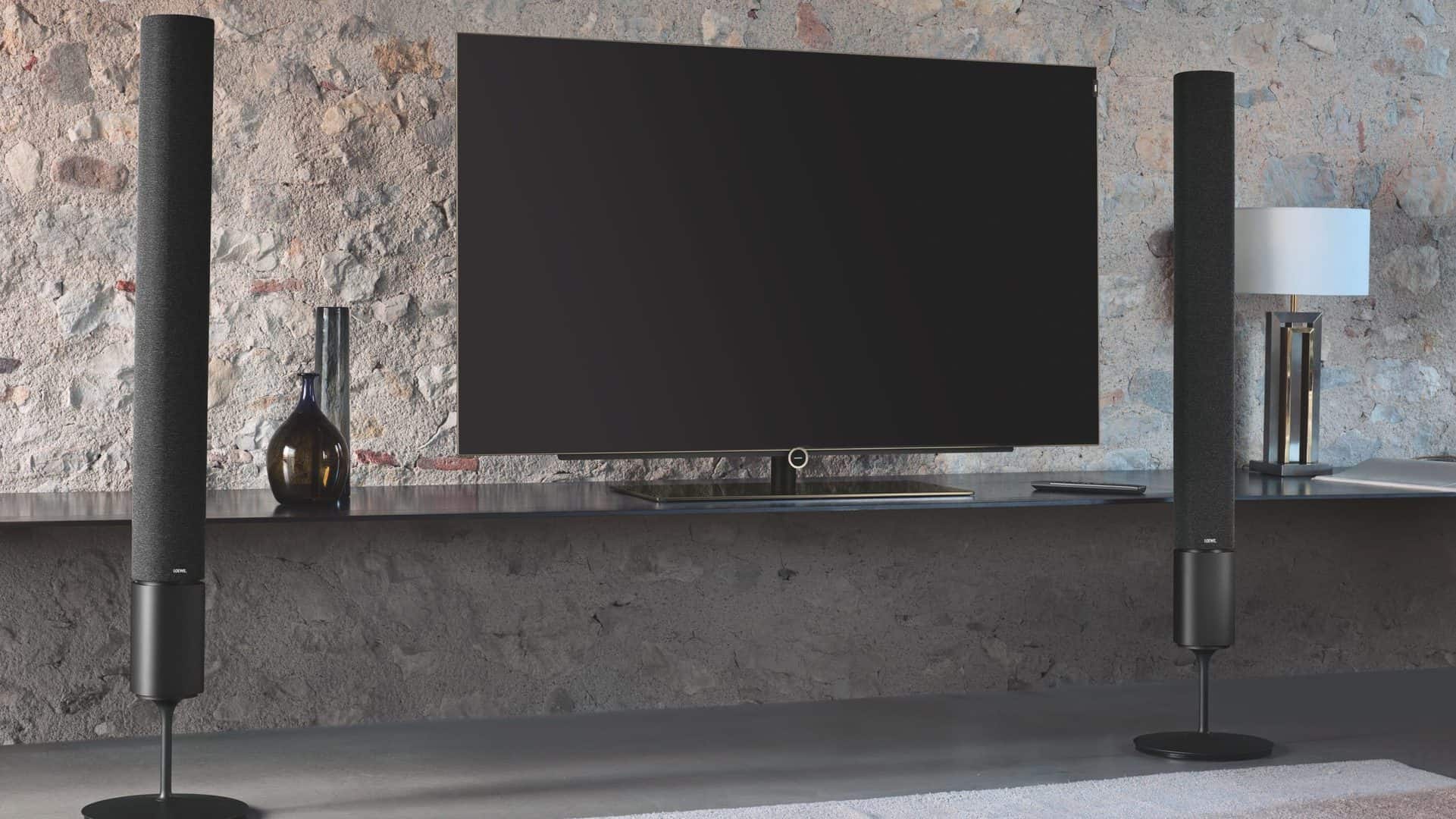 Afbeelding van een televisie met twee grote speakers ernaast. 