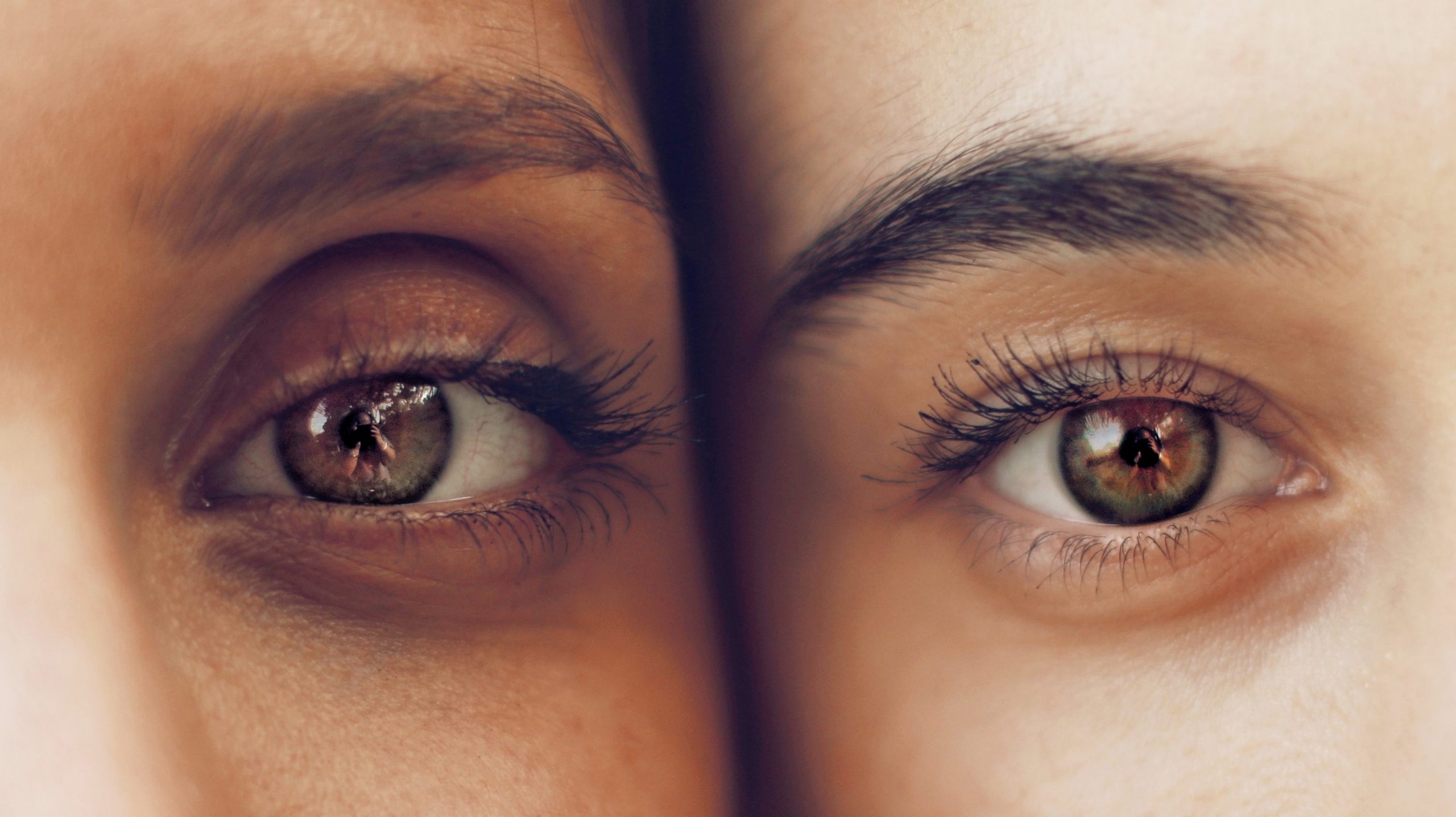 Afbeelding van twee ogen van twee personen met mooie gekrulde wimpers.