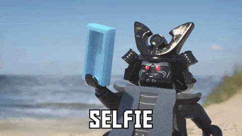 Lego poppetje die een selfie maakt