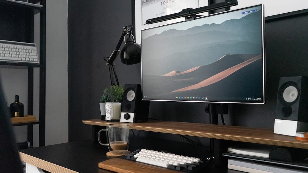 Een bureau met een monitor