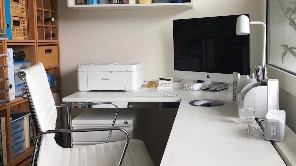 Thuiskantoor met een printer op het bureau