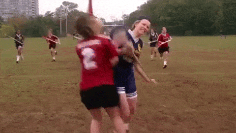 Meisje die agressief aan het sporten is (uit de film Mean Girls)