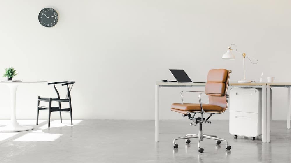 Bruin leren bureaustoel in een wit kantoor
