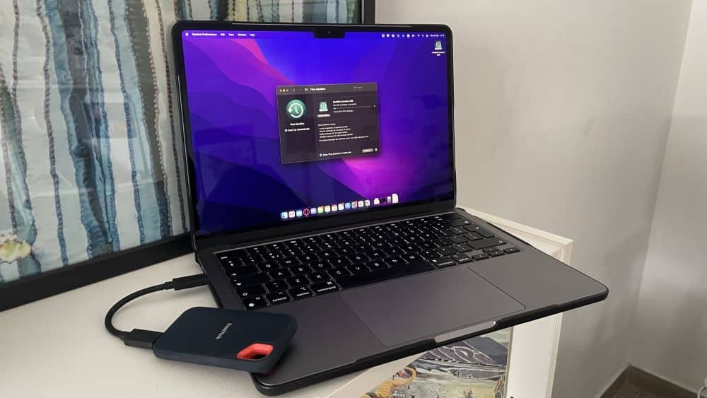 MacBook met SSD aangesloten en TimeMachine open
